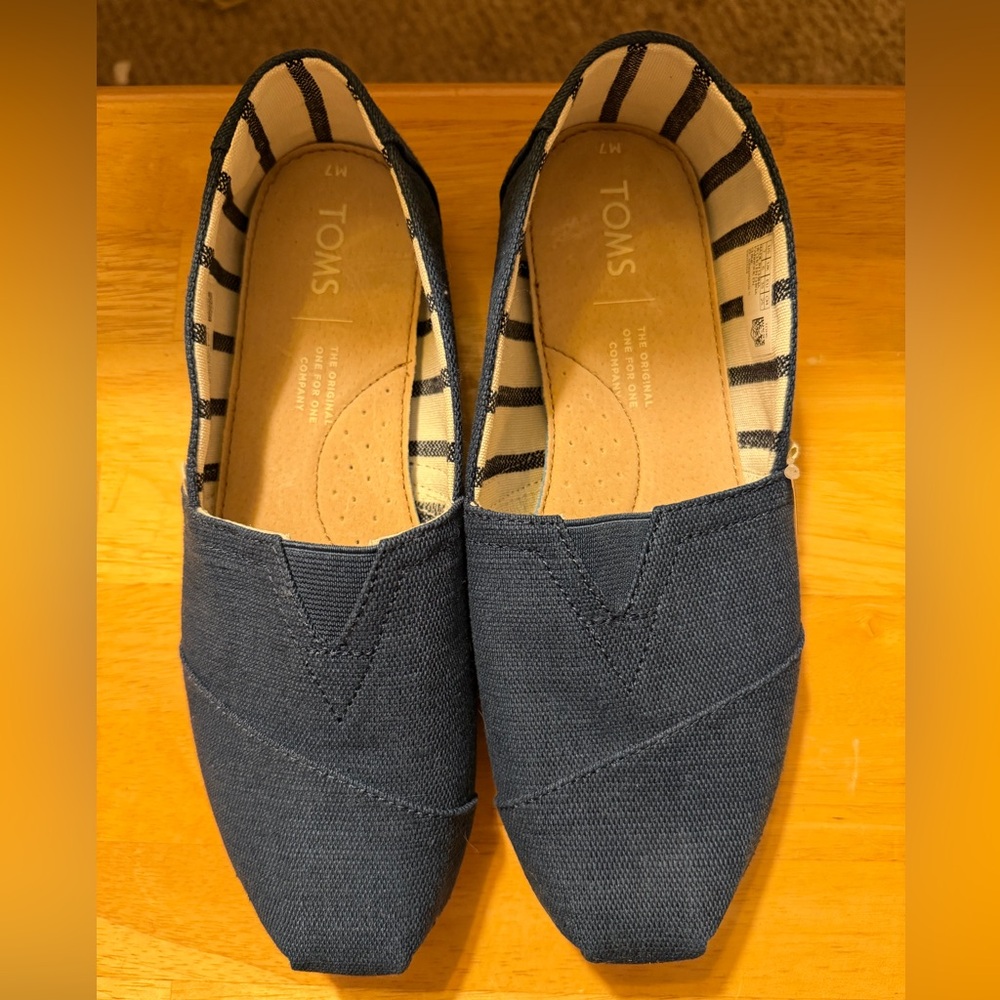 TOMS Men’s/Women’s Navy Canvas Slip-On Loafers Men Size 7 Women Size 9 NWOT